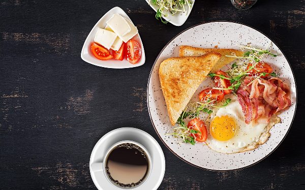 Bacon, eggs and toast with coffee